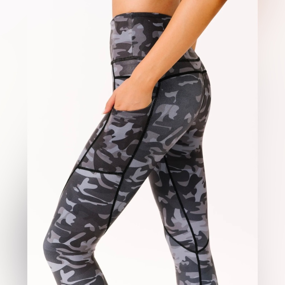 NWT Black Camp Metallic Pocket Light n Tight Hi-Rise Capri 20”(20)